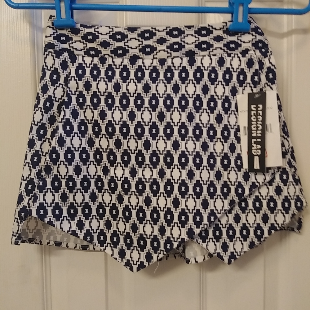 Design lab skort. Nwt Size Xs